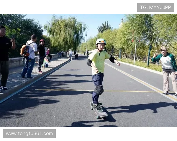 南京城市马拉松精彩点评滑板队节奏表现引发热议与关注